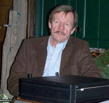 Ortsb�rgermeister Erhard Burmester musste einige Kritik �ber sich ergehen lassen, und die Schlappe einstecken. Fotos: Claudia Heinrich-B�rder